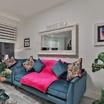 The Monroe - 2Nd Floor - Luxury For Up To 4 Guests Near Open Air Theatre And North Bay