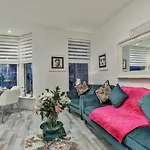 The Monroe - 2Nd Floor - Luxury For Up To 4 Guests Near Open Air Theatre And North Bay