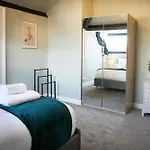 The Penthouse Queen Margarets Lodge