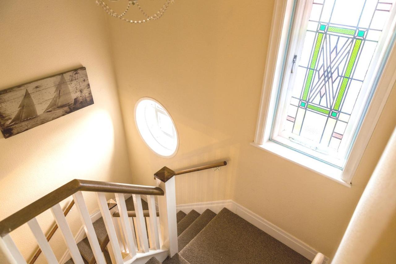 Large 5 Bed House In Near The Beach, Large Garden & Hot Tub