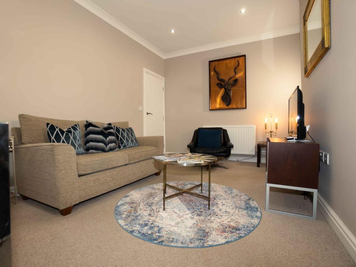 Pass The Keys Stones Throw Apartment, South Cliff, *