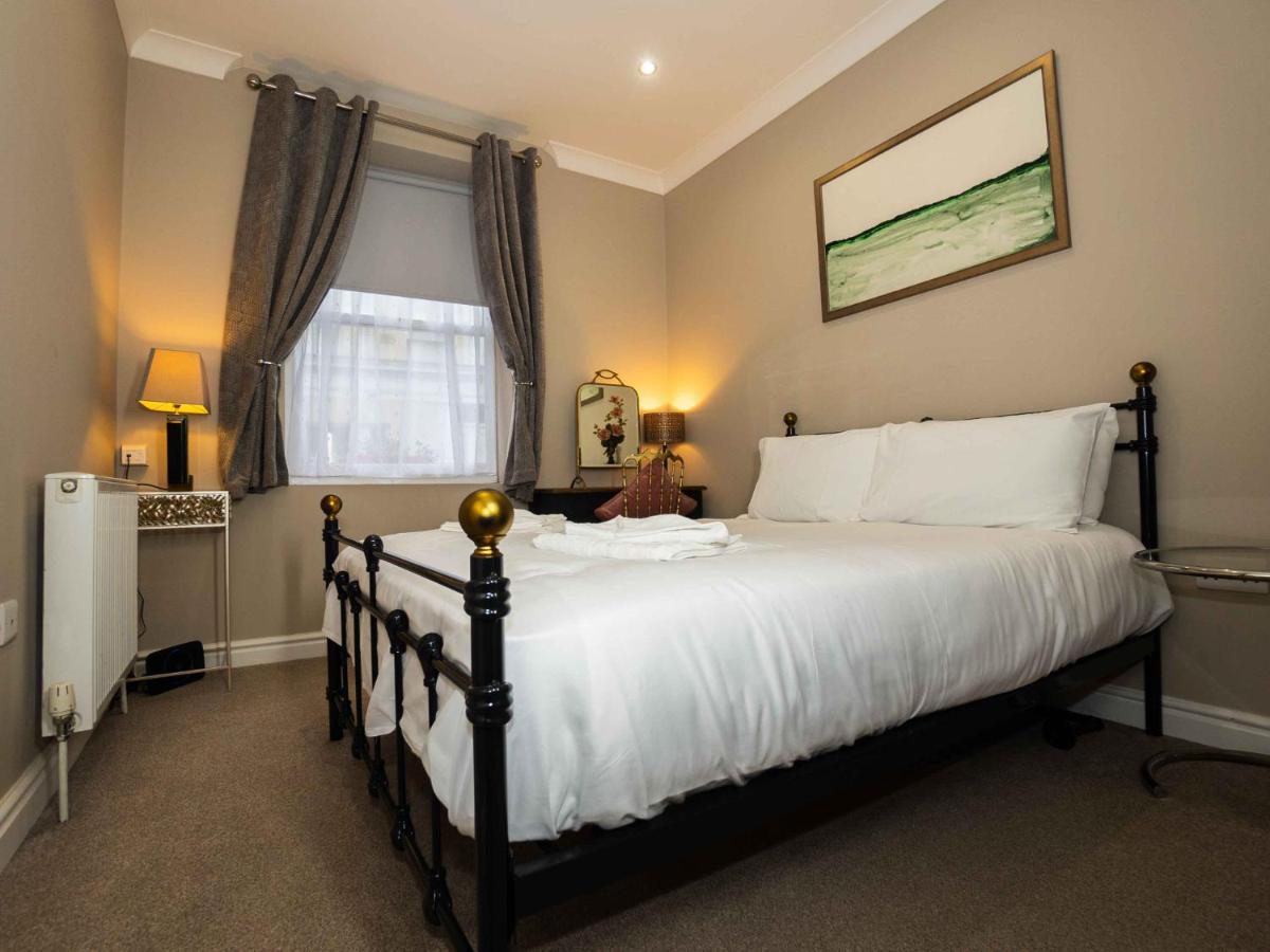 Pass The Keys Stones Throw Apartment, South Cliff,