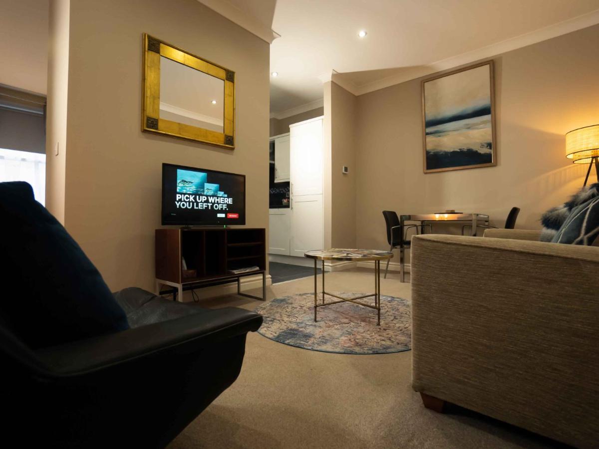 Pass The Keys Stones Throw Apartment, South Cliff, Apartment