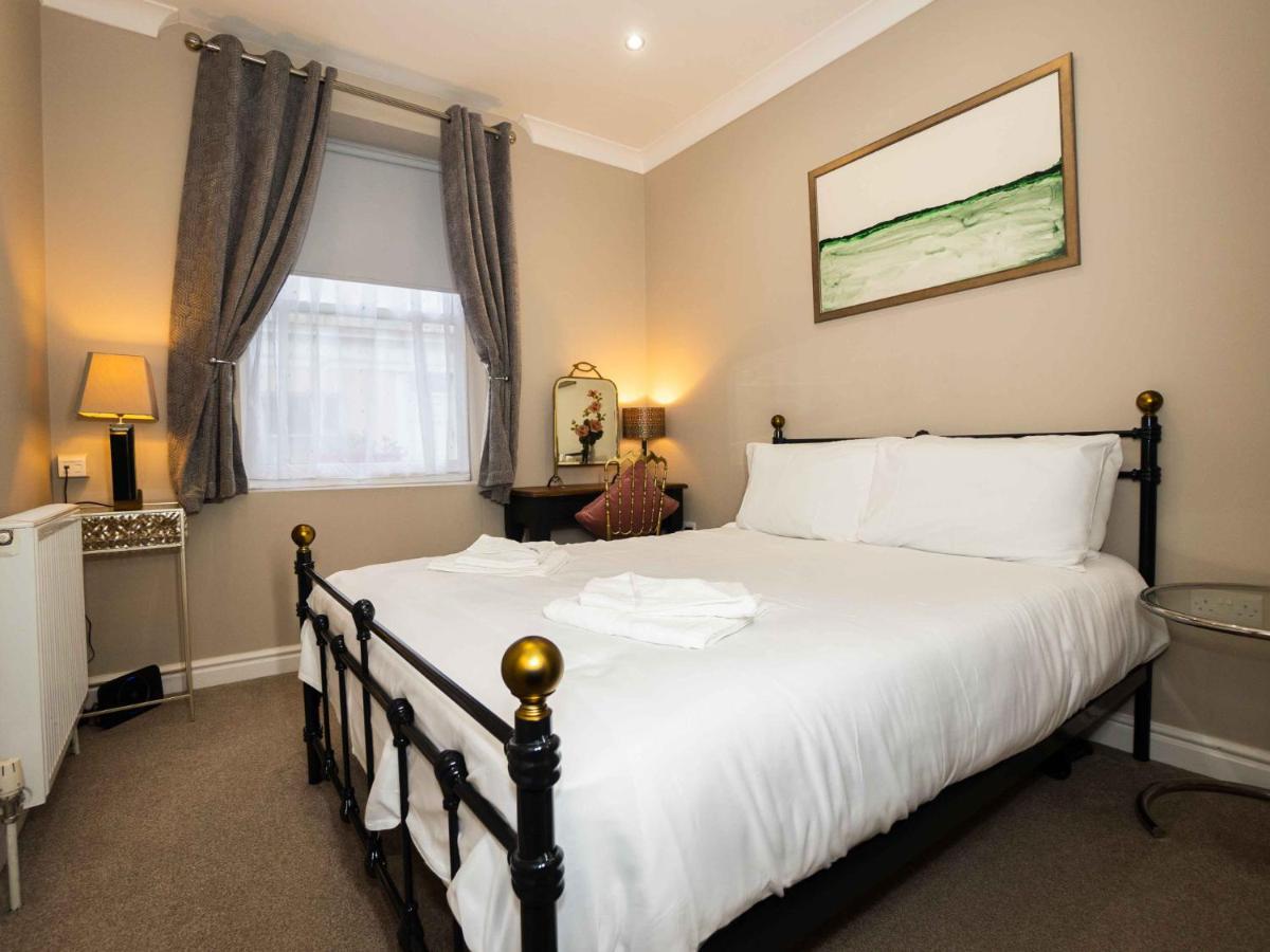 Pass The Keys Stones Throw Apartment, South Cliff,