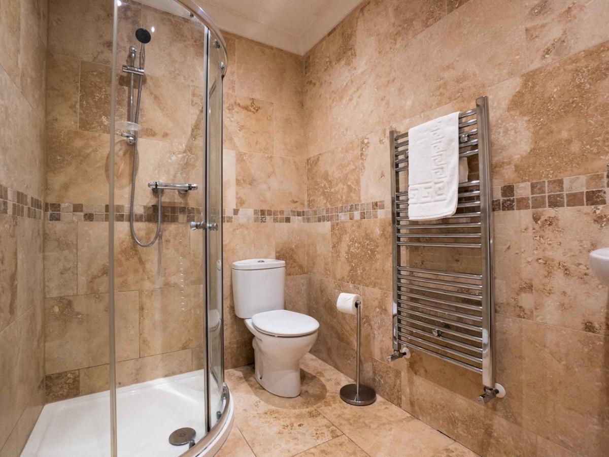 Pass The Keys Stones Throw Apartment, South Cliff, Apartment Scarborough