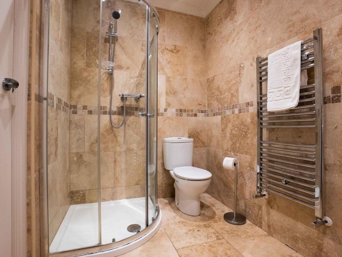 Pass The Keys Stones Throw Apartment, South Cliff, Apartment Scarborough