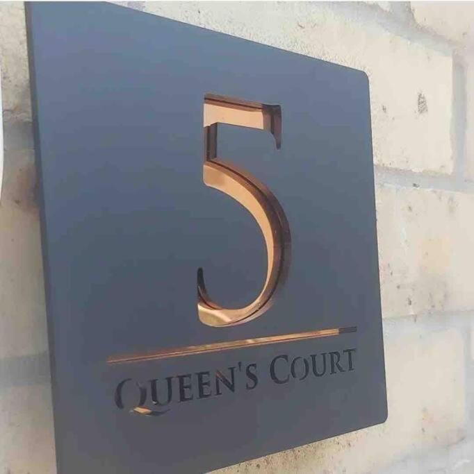 Apartment 4 - Queens Court *