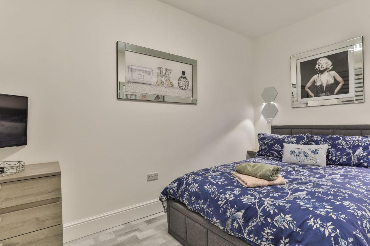 Apartment The Monroe - 2nd Floor - Luxury For Up To 4 Guests Near Open Air Theatre And North Bay *