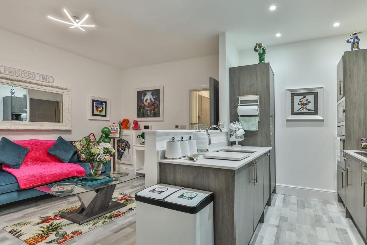 Apartment The Monroe - 2nd Floor - Luxury For Up To 4 Guests Near Open Air Theatre And North Bay *