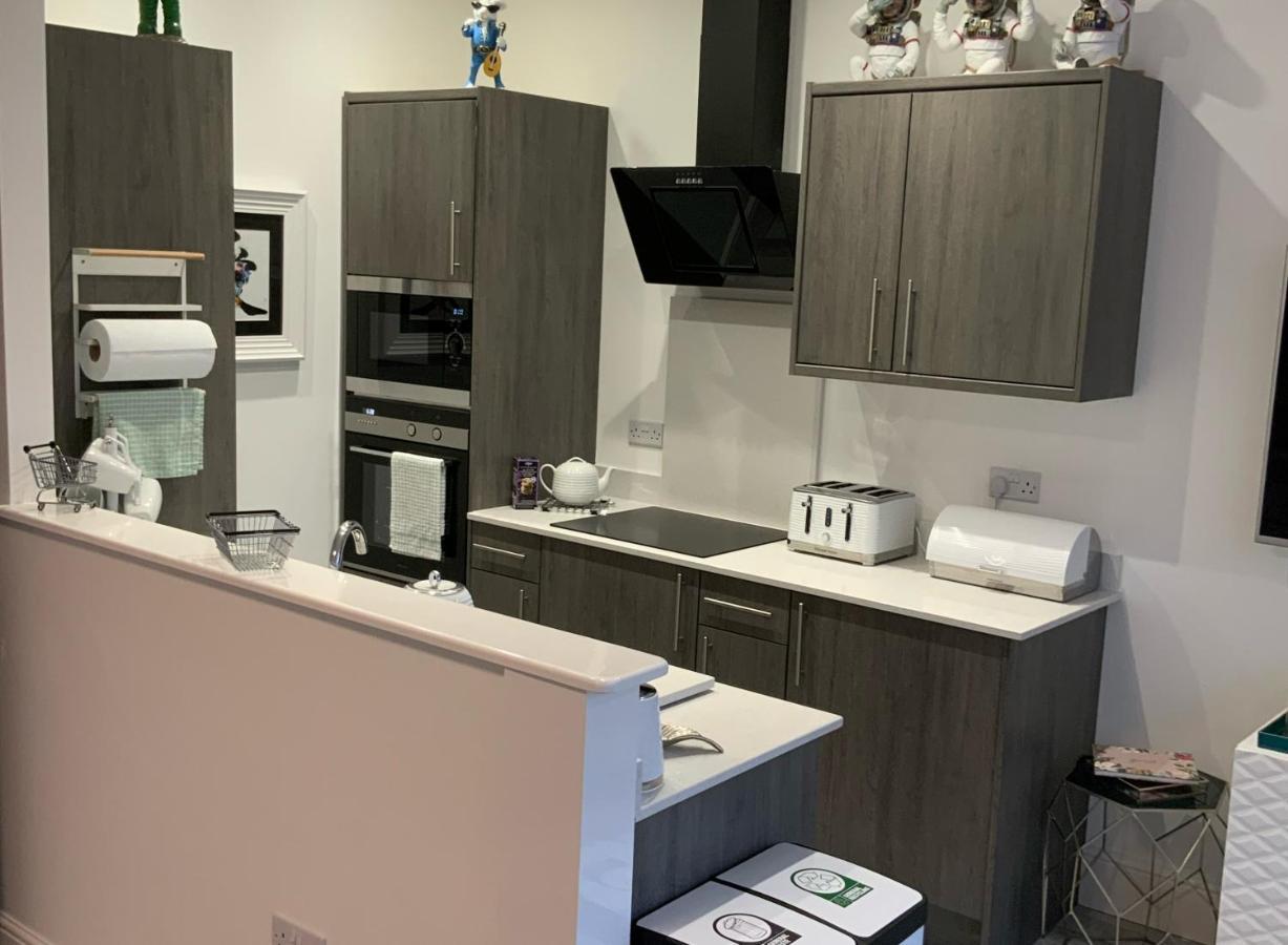 The Monroe - 2nd Floor - Luxury For Up To 4 Guests Near Open Air Theatre And North Bay Apartment *