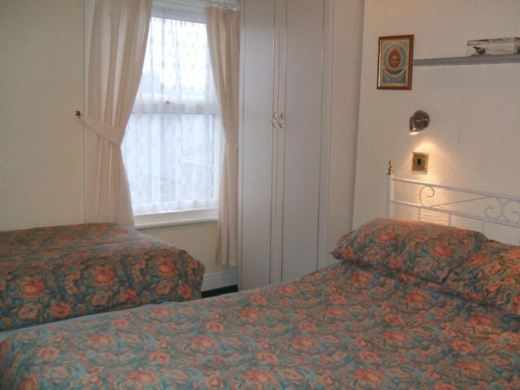 The Tudor House 3*