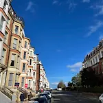 Scarborough Penthouse, Private Balcony, Superb Views, Lift, Reserved Free Parking