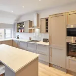 Host & Stay - The Avenue Victoria Apartment
