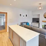 Host & Stay - The Avenue Victoria Apartment