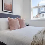 Ultra Luxe Scarborough 2 Bedroom Apartments Near Beach, Centre & Peasholm Park