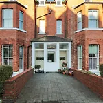 Carisbrooke House, Apartment 6