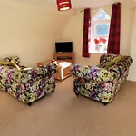 Carisbrooke House, Apartment 6