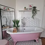 The Pink Bath Pad - 3 Bedroom Seaside Apartment Pets Allowed New