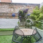 Host & Stay - Central Retreat