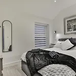 The Hepburn - Top Floor - Luxury For Up To 6 Guests Near Open Air Theatre And North Bay