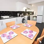 Sandmartin - Top Floor 3-Bed Apartment Sea Views & Parking