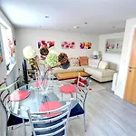 Hotties House - Two-Bed Cottage, Dog-Friendly & Off-Street Parking -