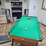 Ground Floor Apartment Up To 6 Guests With Games Chill Out Room