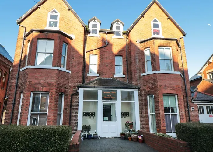 Carisbrooke House, Apartment 6