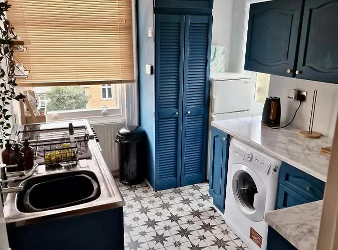 The Pink Bath Pad - 3 Bedroom Seaside Apartment Pets Allowed New
