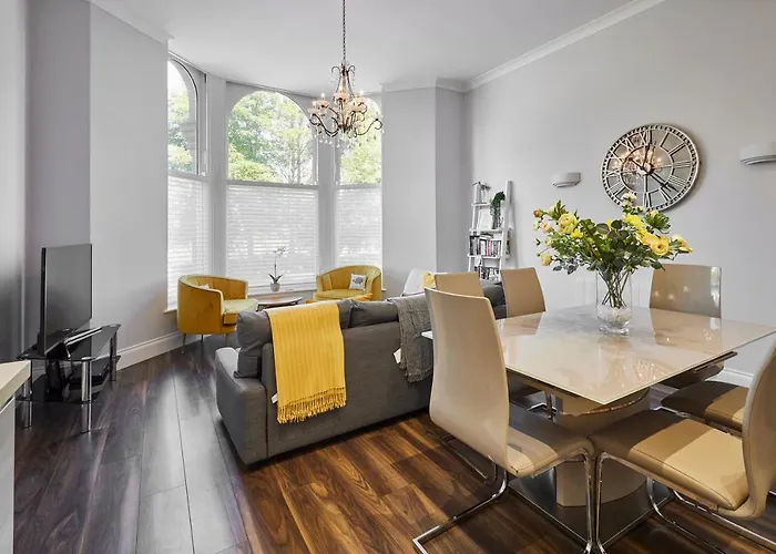 Host & Stay - Brooklands Timeless