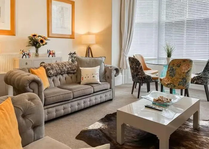 Strathmore Apt Scarborough, Pool, Gym, Parking