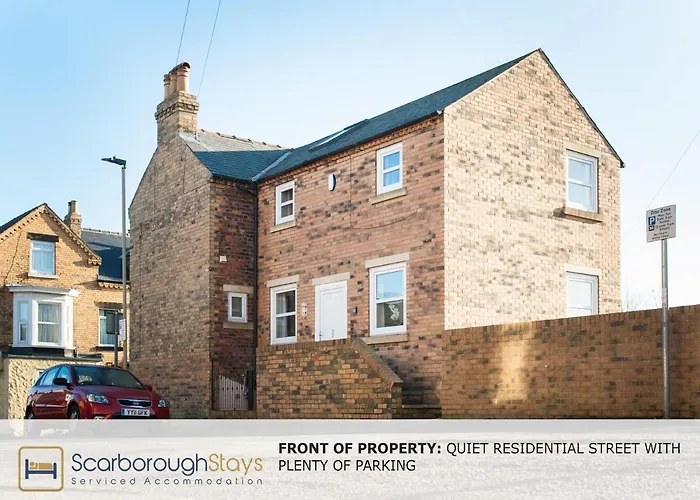 Hibernia Place, 3 Bedroom Townhouse With Patio & Seating Area - Free Parking