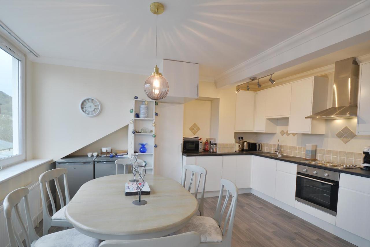Penthouse, Private Balcony, Superb Views, Lift, Reserved Free Parking Apartment *