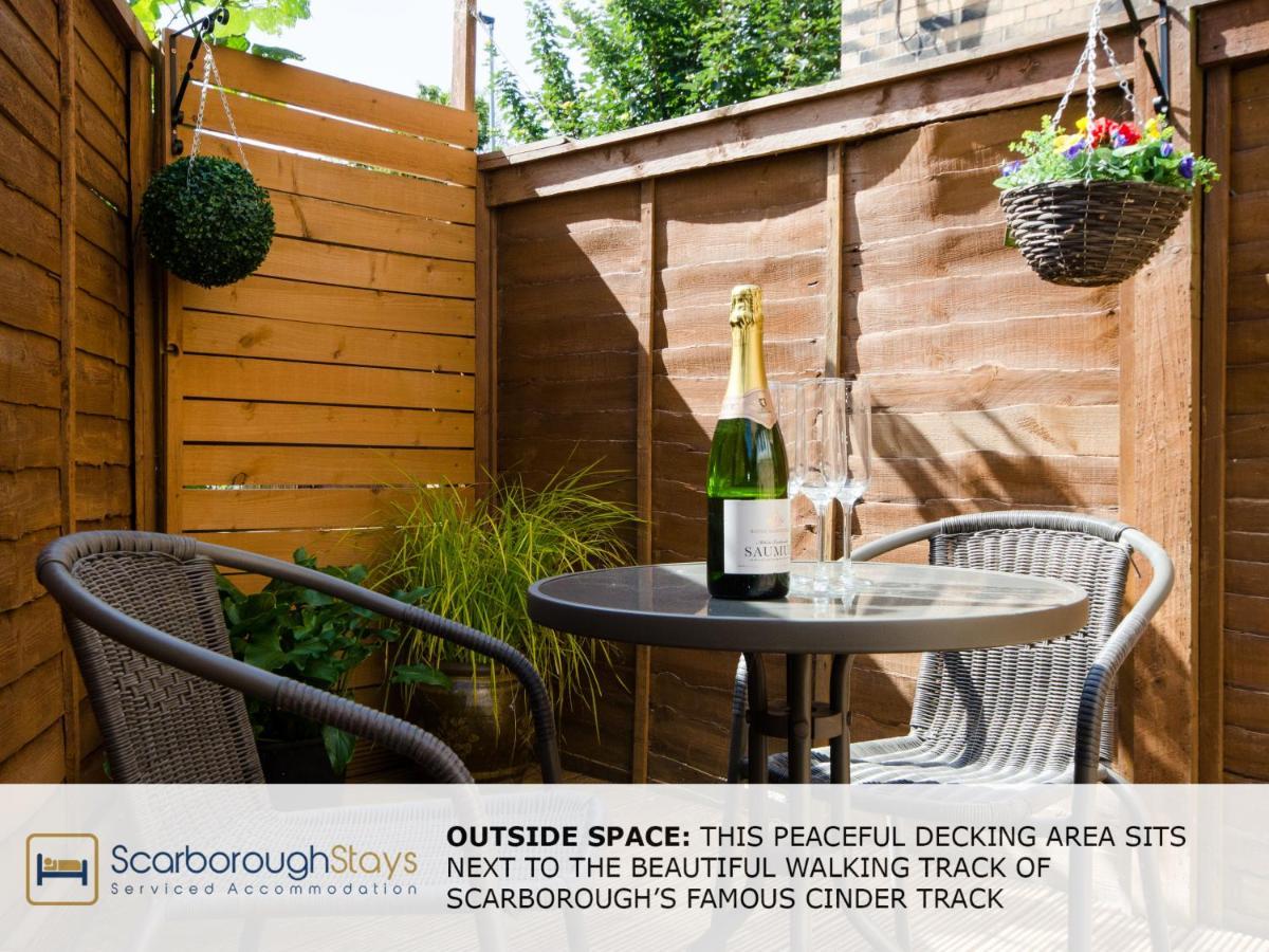 Candler - 3 Bedroom Townhouse With Parking - Patio Area & Seating Holiday home Scarborough