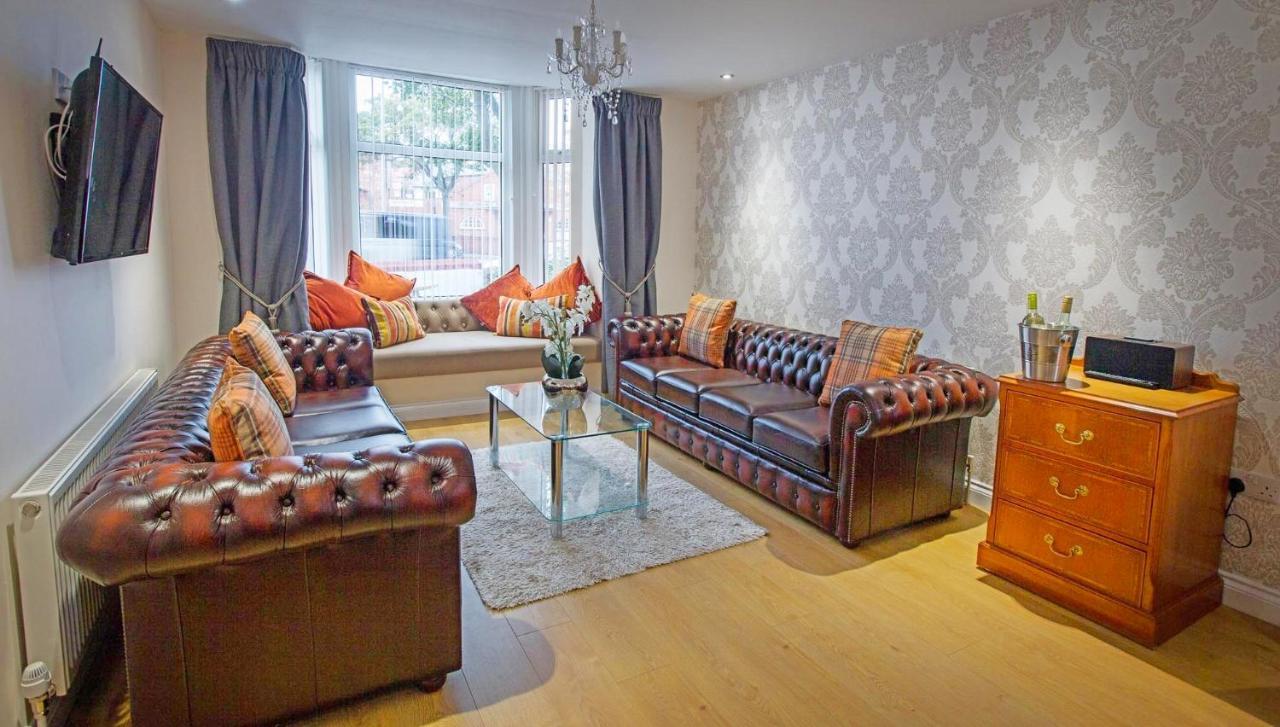 Holiday home - Luxury Townhouse Ideal For Large Groups - Hot Tub