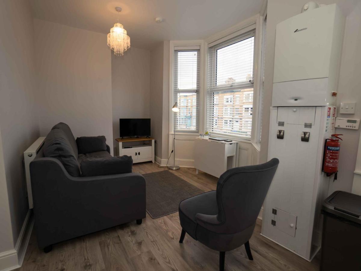 Pass The Keys Newly Renovated 2 Bedroom And Free Parking Apartment