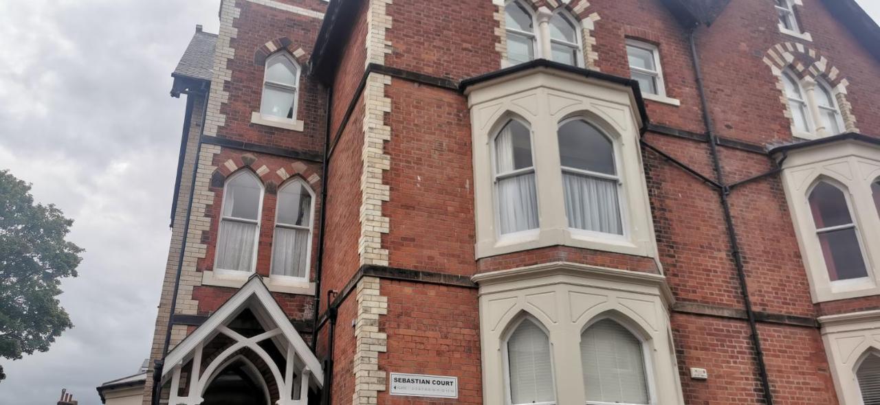 Flat 12 Sebastian Court - 2 Beds With A Four Poster * Scarborough