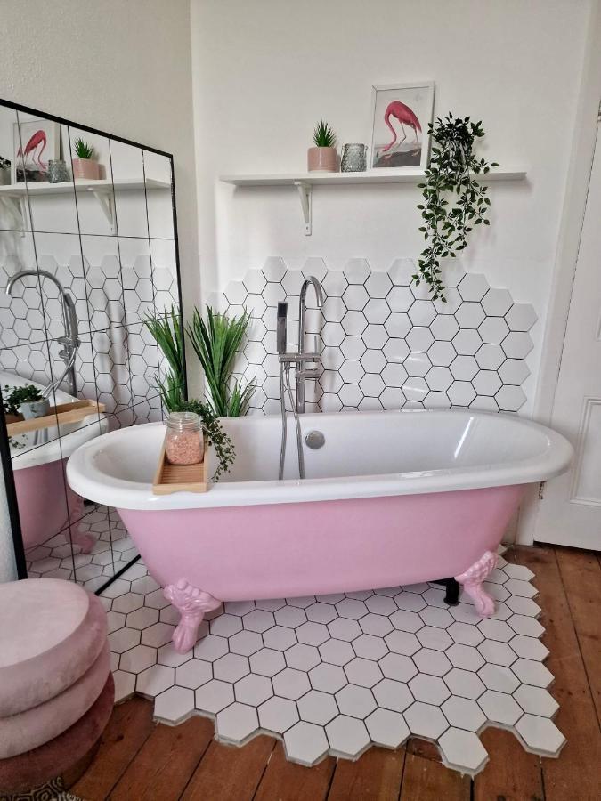 The Pink Bath Pad - 3 Bedroom Seaside Pets Allowed New Apartment *