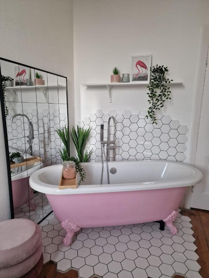 Apartment The Pink Bath Pad - 3 Bedroom Seaside Pets Allowed New *