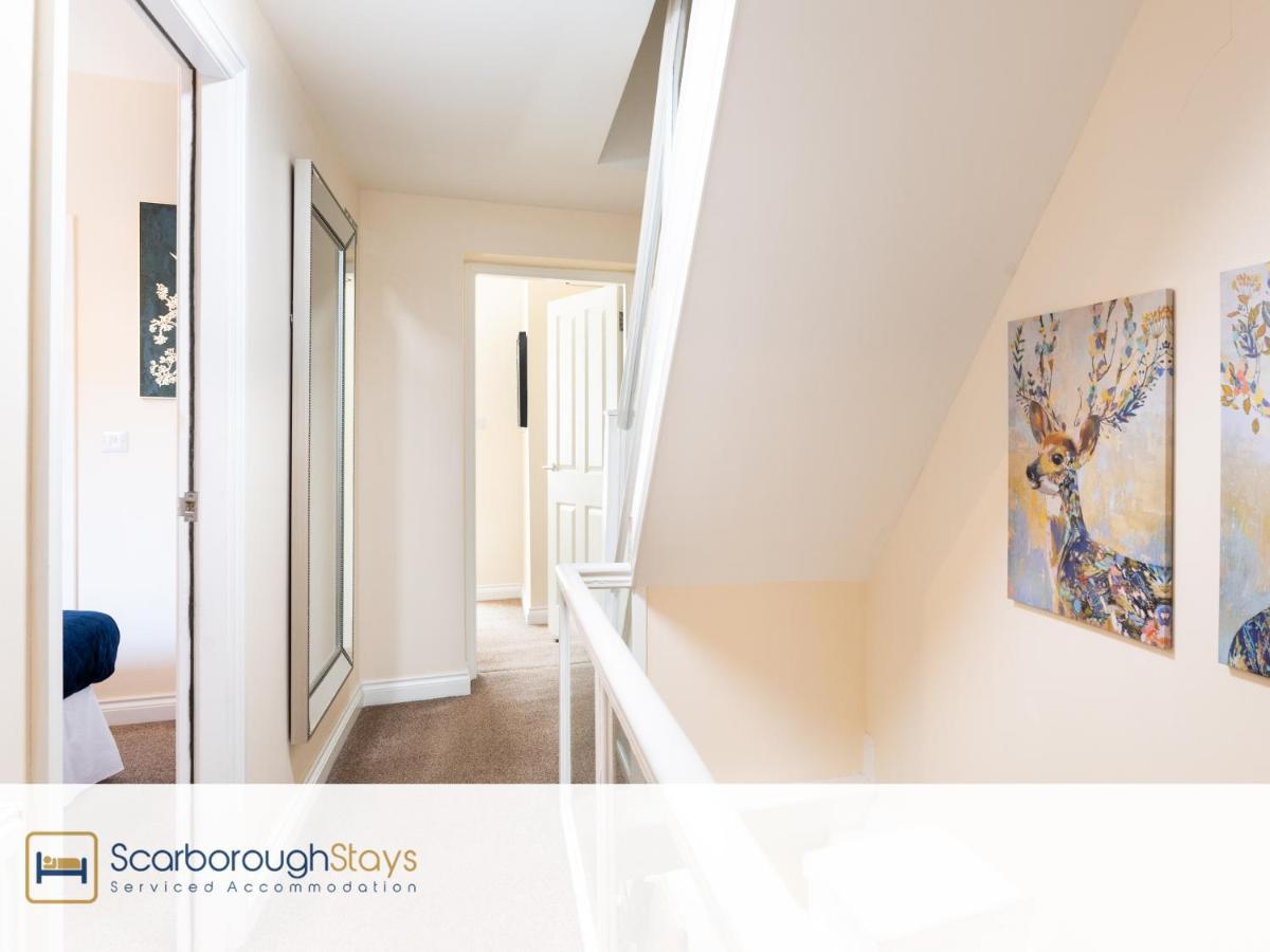 Holiday home - Luxury Townhouse Ideal For Large Groups - Hot Tub *