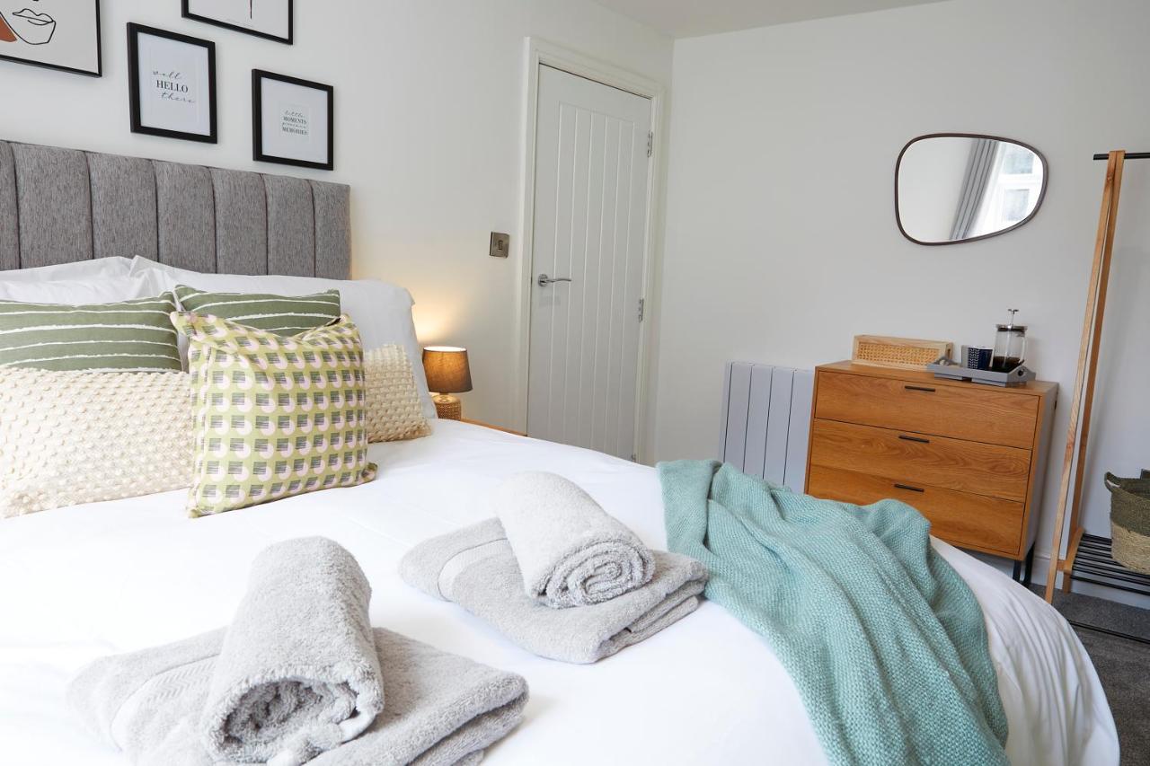 The Hideaway @ Empire 39: Town Centre Retreat Near Train Station Apartment