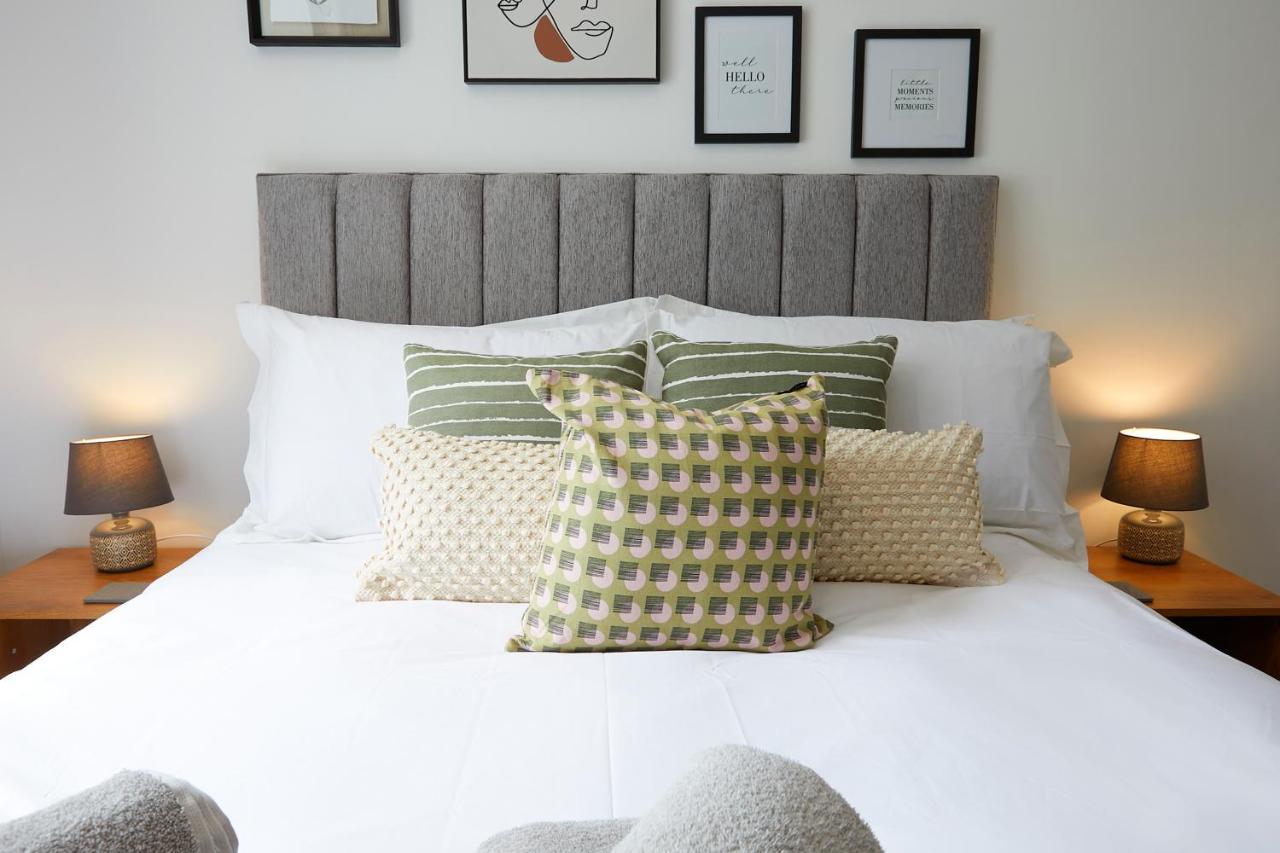 The Hideaway @ Empire 39: Town Centre Retreat Near Train Station Apartment