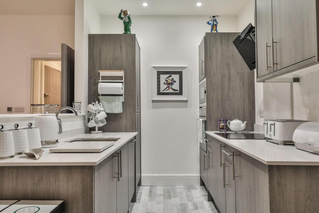 The Hepburn - Floor - Luxury For Up To 6 Guests Near Open Air Theatre And North Bay Apartment