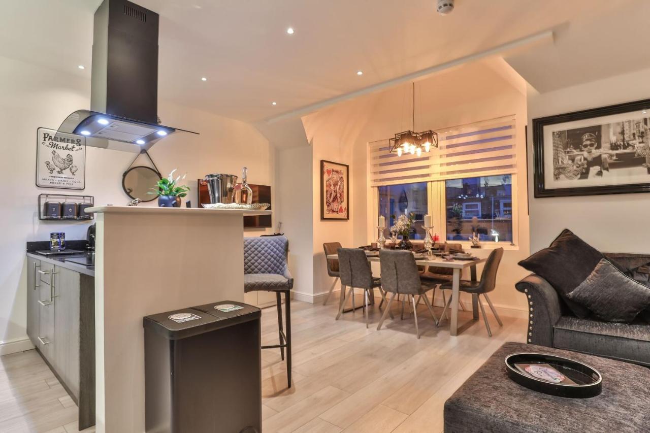 The Hepburn - Floor - Luxury For Up To 6 Guests Near Open Air Theatre And North Bay Apartment *