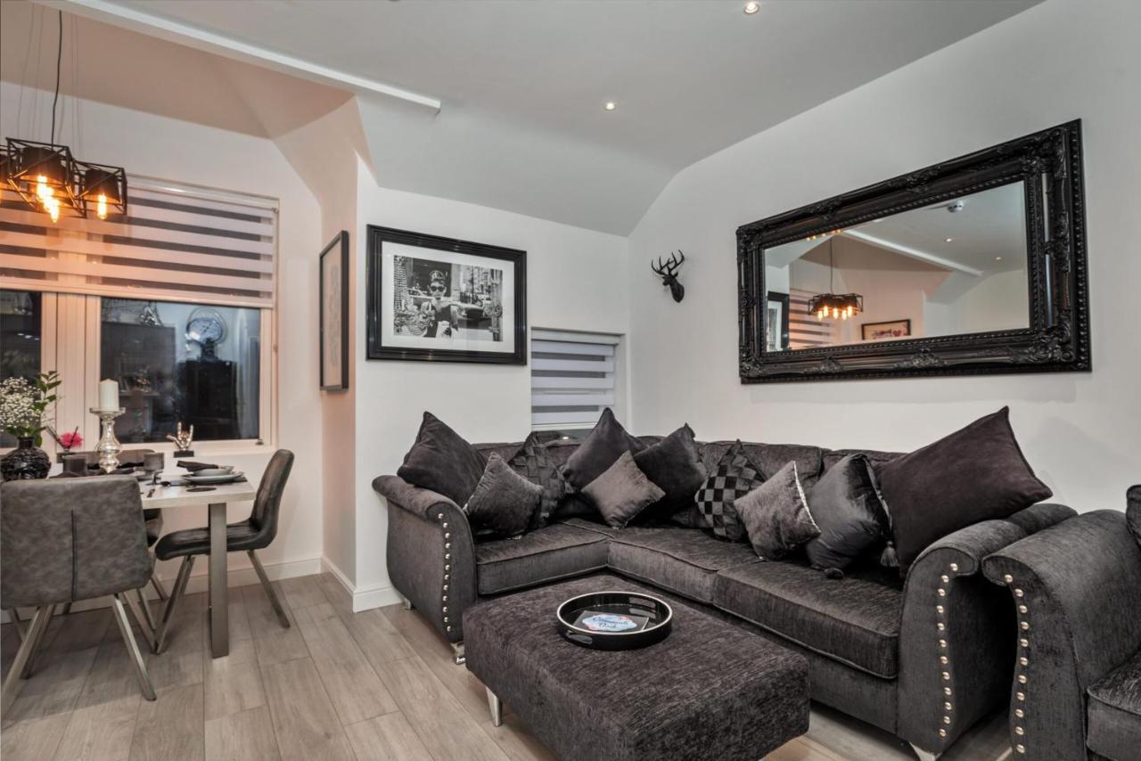 The Hepburn - Floor - Luxury For Up To 6 Guests Near Open Air Theatre And North Bay