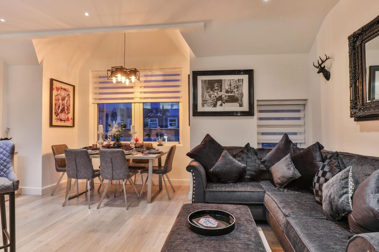 Apartment The Hepburn - Floor - Luxury For Up To 6 Guests Near Open Air Theatre And North Bay *