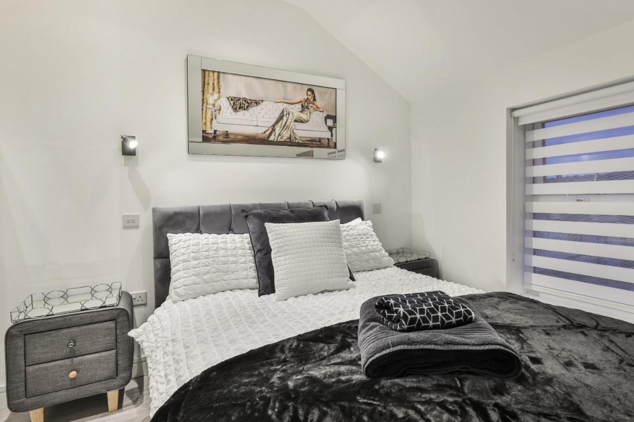 The Hepburn - Floor - Luxury For Up To 6 Guests Near Open Air Theatre And North Bay