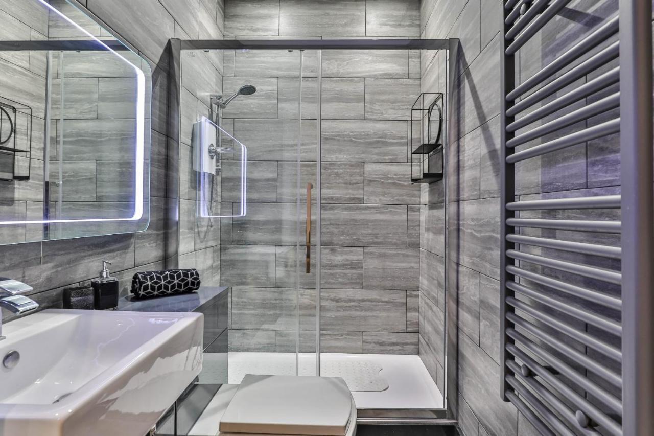 The Hepburn - Floor - Luxury For Up To 6 Guests Near Open Air Theatre And North Bay