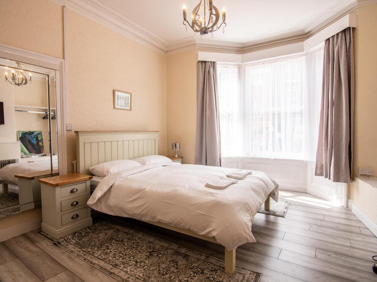 New! With Outside Decking Area Apartment Scarborough