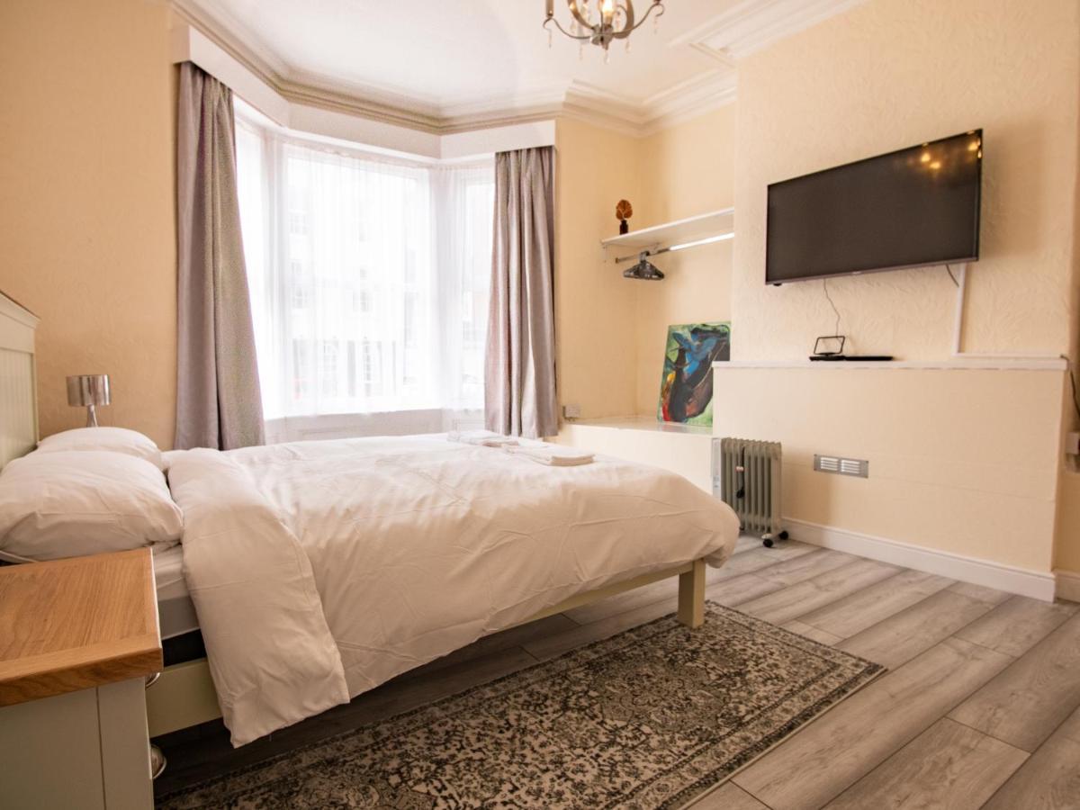 New! With Outside Decking Area * Scarborough